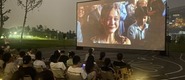 （大鸡巴操女免费看转载）成都秋夜“新耍法”：到公园看坝坝电影